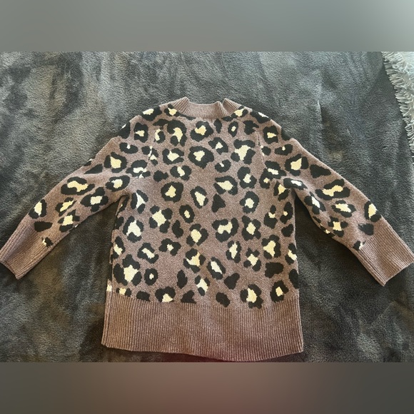 Soft & cozy purple leopard print sweater - Picture 2 of 3